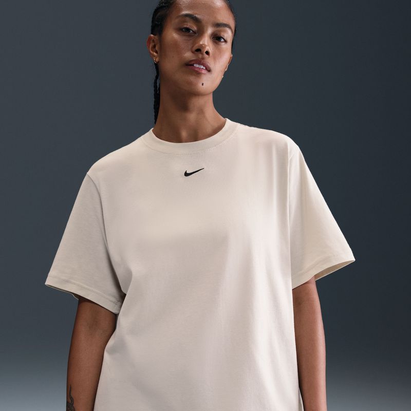 Nike - Sportswear Essential - T-shirt - Zwart