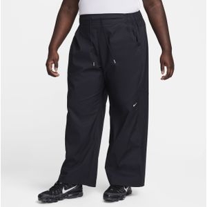 Nike Sportswear Essential geweven damesbroek met hoge taille (Plus Size) - Zwart