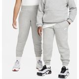 Nike Club Fleece joggingbroek voor kids (ruimere maten) - Grijs