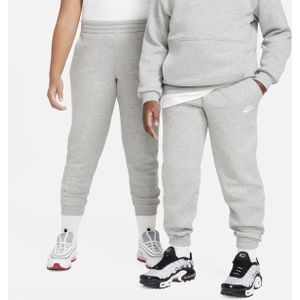 Nike Club Fleece joggingbroek voor kids (ruimere maten) - Grijs