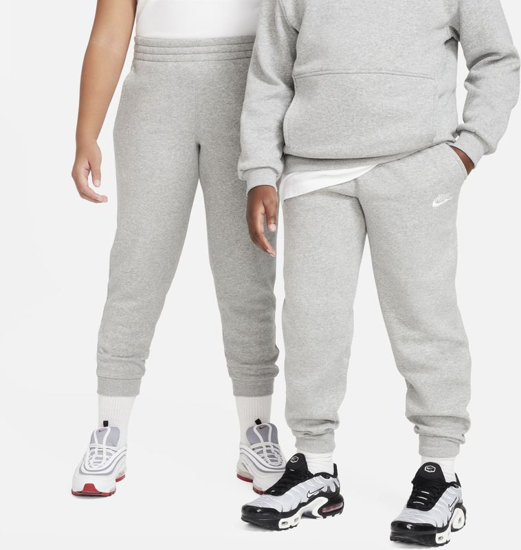 Nike Club Fleece joggingbroek voor kids (ruimere maten) - Grijs