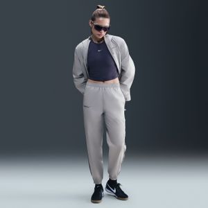 FC Barcelona Essential Repel Nike geweven voetbaljoggingbroek met halfhoge taille voor dames - Grijs