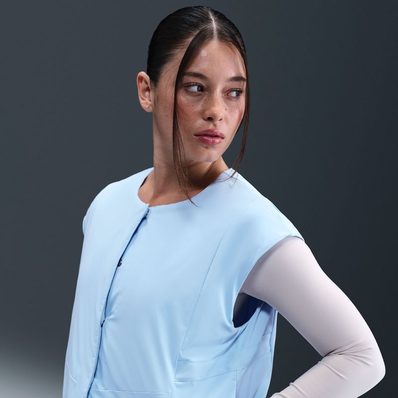 Nike 24.7 PerfectStretch Therma-FIT damesbodywarmer met synthetische vulling - Blauw