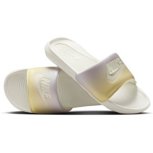 Nike Victori One Slippers met print voor dames - Wit