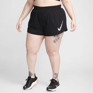 Nike One Swoosh hardloopshorts met Dri-FIT, halfhoge taille en binnenbroekje voor dames (Plus Size) - Zwart