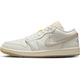 Jordan - Air 1 Low - Sneakers - Wit en Lichtbruin - Dames