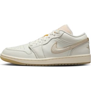 Jordan - Air 1 Low - Sneakers - Wit en Lichtbruin - Dames