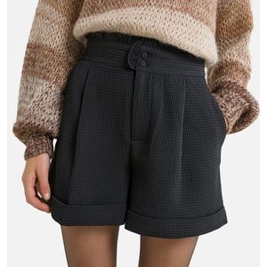 Short in gewafelde stof, hoge taille ONLY. Polyester materiaal. Maten S. Zwart kleur