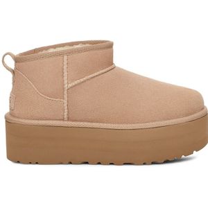 Gevoerde bottines Classic Mini Platforme UGG. Leer materiaal. Maten 36. Beige kleur