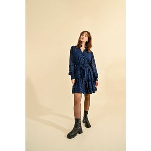 Korte jurk, opstaande kraag, knoopsluiting, ceintuur aan de taille MOLLY BRACKEN. Polyester materiaal. Maten M. Blauw kleur