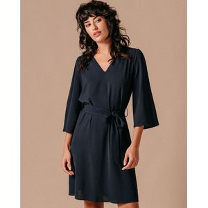 Korte jurk Lena, ceintuur, V-hals, 3/4 mouwen GRACE AND MILA. Polyester materiaal. Maten S. Blauw kleur