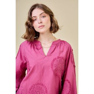 Geborduurde blouse met V-hals en lange mouwen SEE U SOON. Katoen materiaal. Maten 2(M). Roze kleur