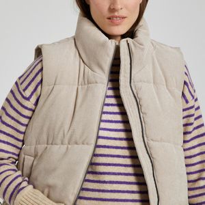 Bodywarmer met opstaande kraag ONLY. Polyester materiaal. Maten L. Beige kleur