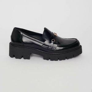 Loafers, hak met groeven PETITE MENDIGOTE. Leer materiaal. Maten 38. Zwart kleur