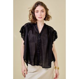 Blouse met kant en korte mouwen SEE U SOON. Linnen materiaal. Maten 2(M). Zwart kleur