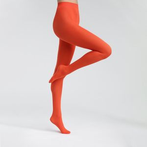 Opake panty's DIM. Polyamide materiaal. Maten 1/2. Oranje kleur