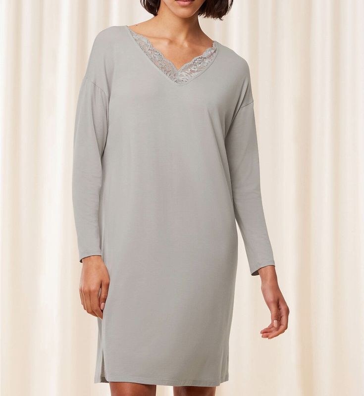Nachthemd in modal Timeless Sensuality TRIUMPH. Modal materiaal. Maten 40 FR - 38 EU. Grijs kleur