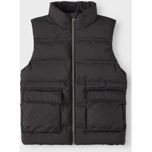 Bodywarmer NAME IT. Polyester materiaal. Maten 8 jaar - 126 cm. Zwart kleur