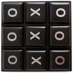 Spel tic tac toe in gebeitst mangohout, Morpha AM.PM. Mango-hout materiaal. Maten één maat. Zwart kleur