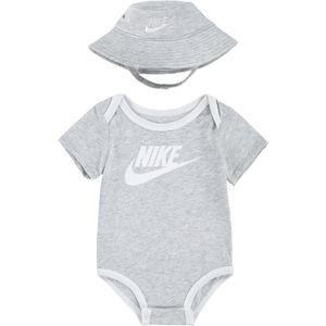 Ensemble romper en muts NIKE. Katoen materiaal. Maten 6/12 mnd - 67/74 cm. Grijs kleur