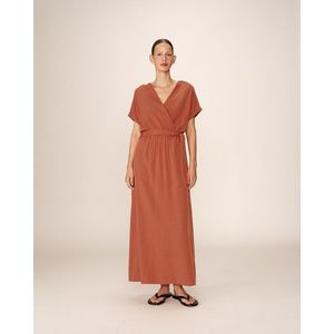 Soepele maxi-jurk met riem, POLLEN GRACE & MILA. Viscose materiaal. Maten XL. Kastanje kleur