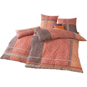 Bedtextiel in terra gedessineerd