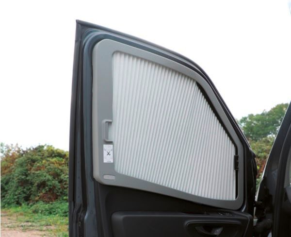 Remis frontverduistering REMIfront III / Mercedes Sprinter 2013 - 2018 / verticaal / sensorcode LA1 / JP4 / JP2 / frame grijs / geplooid lichtgrijs