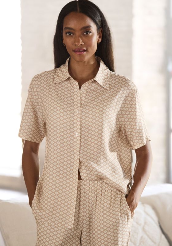 LASCANA Pyjamaoberteil, Mit edlem Allover-Druck
