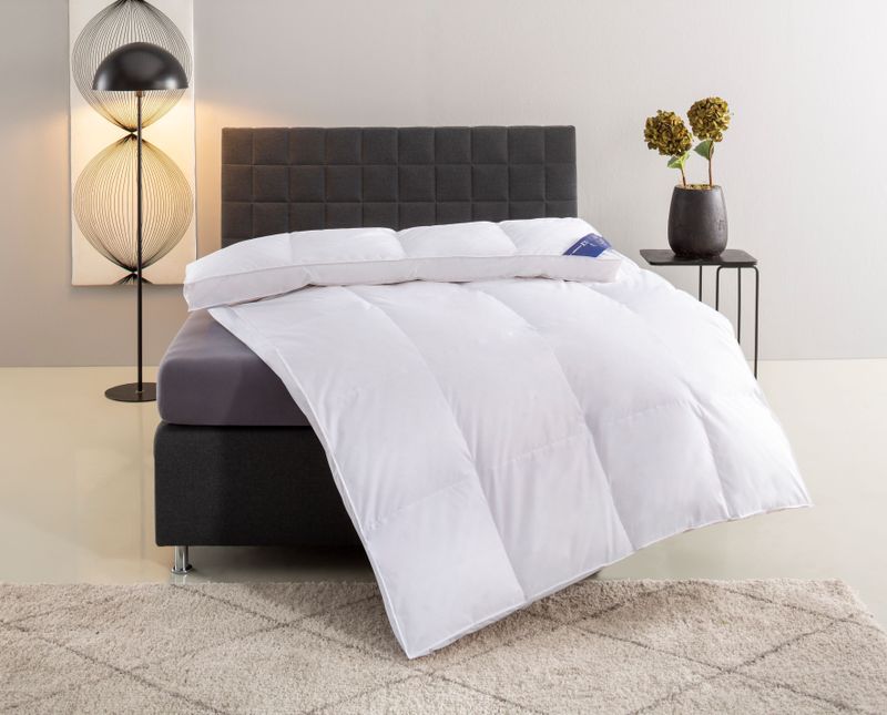 Excellent Daunenbettdecke "VENEDIG, Bettdecken für Sommer und Winter, Decke", polarwarm, Füllung 90% Daunen, 10% Federn, Bezug 100% Baumwolle, (1 St.), Bettdecke 135x200 cm, 155x220cm und weitere Größen, Made in Germany