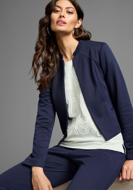 Laura Scott Kurzblazer, im sportiven Look