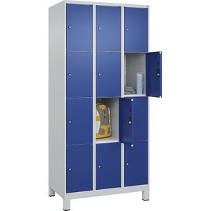 C+P Lockerkast Classic PLUS, 3 compartimenten, lichtgrijs / gentiaanblauw, b = 900 mm, 12 vakken, met voeten