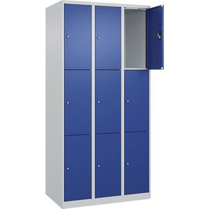 Drievoudige locker Evolo PLUS, 3 compartimenten, lichtgrijs / gentiaanblauw, b = 900 mm, 9 vakken, met voetdoppen, cilinderslot