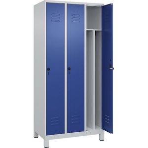 C+P Multifunctionele lockerkast Classic PLUS, smal, 3 compartimenten, scheidingswand ingekort, lichtgrijs / gentiaanblauw, b = 900 mm, met voeten, draaigrendel, scheidingswand in het midden