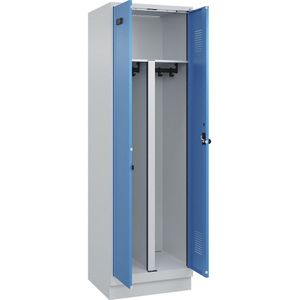 Multifunctionele lockerkast Evolo PLUS, 1 compartiment, scheidingswand ingekort, lichtgrijs / lichtblauw, b = 600 mm, met bodemsokkel, veiligheidsdraaigrendel