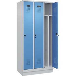 Multifunctionele lockerkast Evolo PLUS, smal, 3 compartimenten, scheidingswand ingekort, lichtgrijs / lichtblauw, b = 900 mm, met bodemsokkel, veiligheidsdraaigrendel