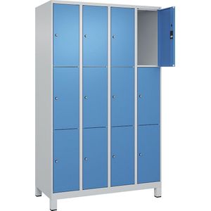 C+P Drievoudige locker Classic PLUS, 4 compartimenten, lichtgrijs / lichtblauw, b = 1200 mm, 12 vakken, met voeten