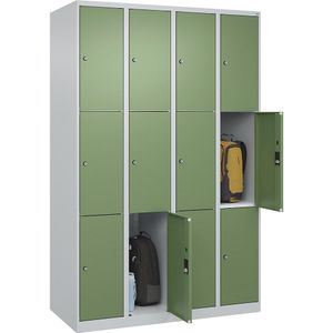 C+P Drievoudige locker Classic PLUS, 4 compartimenten, lichtgrijs / resedagroen, b = 1200 mm, 12 vakken, met voetdoppen
