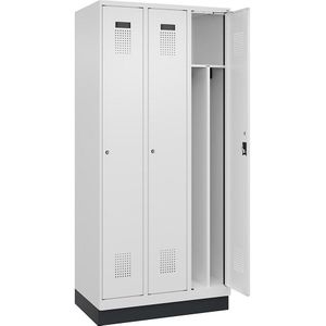 Lockerkast Evolo PLUS scheidingswand in het midden, 3 compartimenten, wit, b = 900 mm, met bodemsokkel, cilinderslot