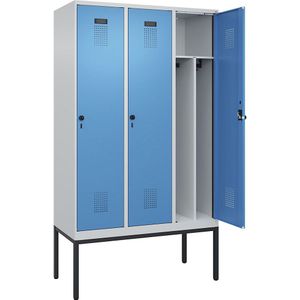 Multifunctionele lockerkast Evolo PLUS, smal, 3 compartimenten, scheidingswand ingekort, lichtgrijs / lichtblauw, b = 1200 mm, met smalle voeten, veiligheidsdraaigrendel