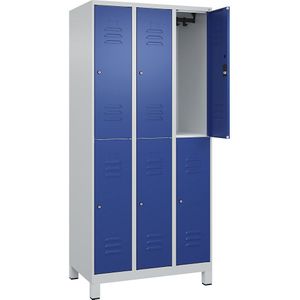 C+P Kledingkast Classic PLUS met twee verdiepingen, 3 compartimenten, lichtgrijs / gentiaanblauw, h x b = 1950 x 900 mm, met voeten, cilinderslot