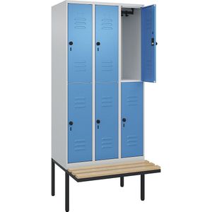 C+P Kledingkast Classic PLUS met twee verdiepingen en zitbank, 3 compartimenten, lichtgrijs / lichtblauw, b = 900 mm, veiligheidsdraaigrendel, vrijdragend, beuken-hardhout