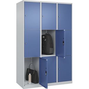 C+P Drievoudige locker Classic PLUS, 3 compartimenten, lichtgrijs / verblauw, b = 1200 mm, 9 vakken, met voetdoppen