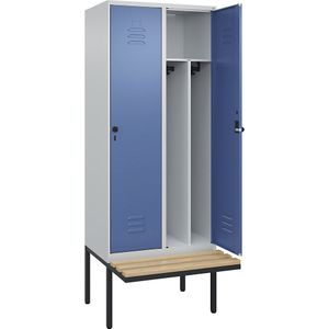 C+P Multifunctionele lockerkast Classic PLUS met zitbank, smal, 2 compartimenten, scheidingswand ingekort, lichtgrijs / verblauw, b = 800 mm, veiligheidsdraaigrendel, vrijdragend, beuken-hardhout