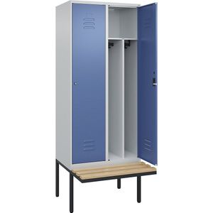 C+P Multifunctionele lockerkast Classic PLUS met zitbank, smal, 2 compartimenten, scheidingswand ingekort, lichtgrijs / verblauw, b = 800 mm, cilinderslot, vrijdragend, beuken-hardhout
