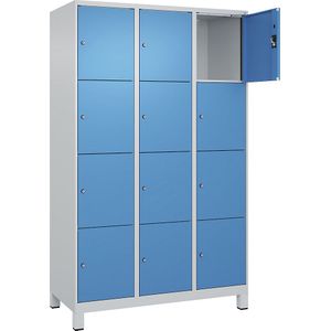 Viervoudige locker Evolo PLUS, 3 compartimenten, lichtgrijs / lichtblauw, b = 1200 mm, 12 vakken, met brede voeten, cilinderslot