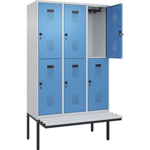 Lockerkast Evolo PLUS met twee verdiepingen en zitbank, 3 compartimenten, lichtgrijs / lichtblauw, b = 1200 mm, veiligheidsdraaigrendel, met uitstekende zitbank, kunststof