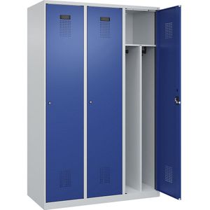 Lockerkast Evolo PLUS scheidingswand in het midden, 3 compartimenten, lichtgrijs / gentiaanblauw, b = 1200 mm, met voetdoppen, cilinderslot