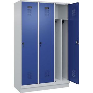 Multifunctionele lockerkast Evolo PLUS, smal, 3 compartimenten, scheidingswand ingekort, lichtgrijs / gentiaanblauw, b = 1200 mm, met bodemsokkel, veiligheidsdraaigrendel