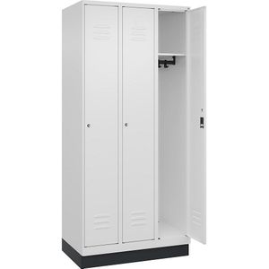 C+P Kledingkast Classic PLUS, 3 compartimenten, verkeerswit, b = 900 mm, met bodemsokkel, cilinderslot