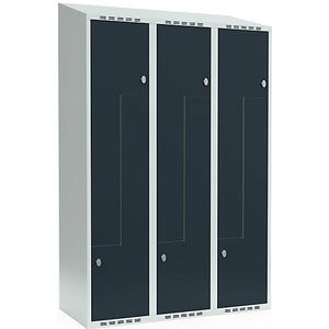 Z-lockerkast Fydor, 3 compartimenten, lichtgrijs / grijs, b = 1200 mm, 3 compartimenten, schuine bovenkant, hangslot